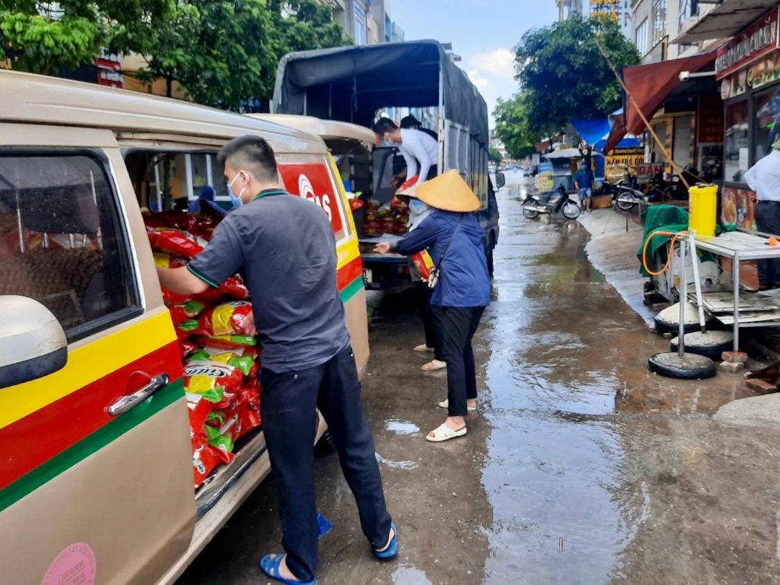 Làm việc mỗi ngày 20 tiếng, đêm nào con cũng hỏi "Sao mẹ chưa về ăn cơm?" Làm việc mỗi ngày 20 tiếng, đêm nào con cũng hỏi "Sao mẹ chưa về ăn cơm?"