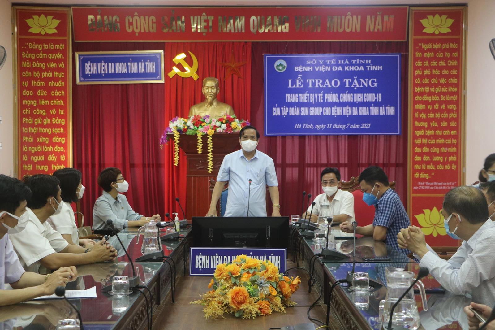 Sun Group tặng thiết bị y tế phòng chống dịch trị giá hơn 31 tỷ đồng cho Hà Tĩnh Sun Group tặng thiết bị y tế phòng chống dịch trị giá hơn 31 tỷ đồng cho Hà Tĩnh