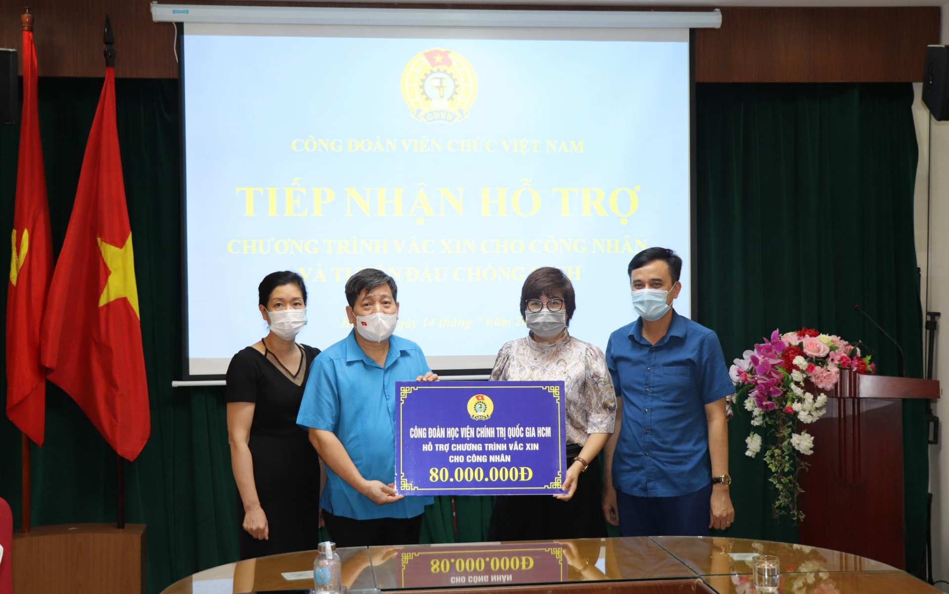 Tiếp nhận hỗ trợ Chương trình Vắc xin cho công nhân và tuyến đầu chống dịch