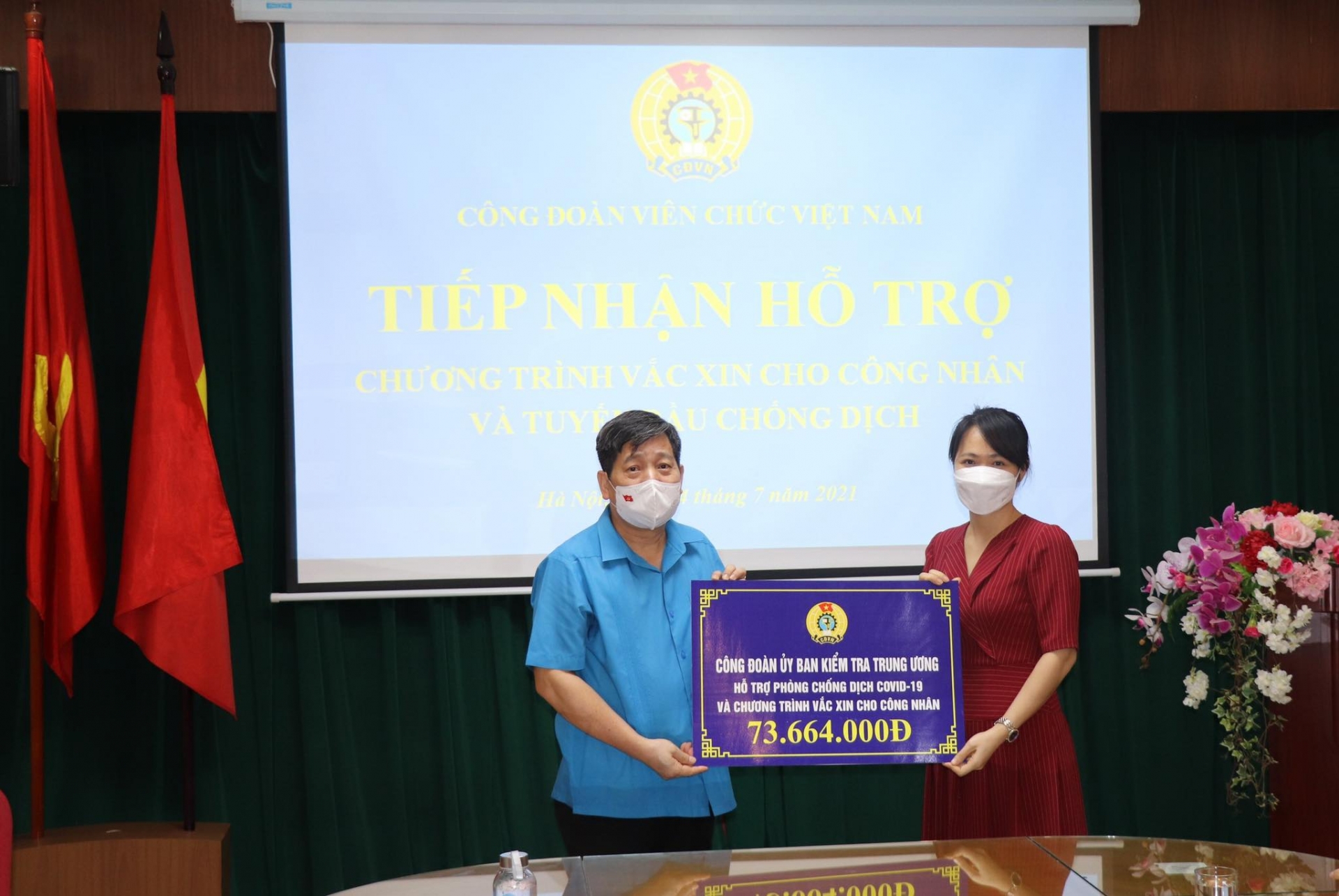 Tiếp nhận hỗ trợ Chương trình Vắc xin cho công nhân và tuyến đầu chống dịch