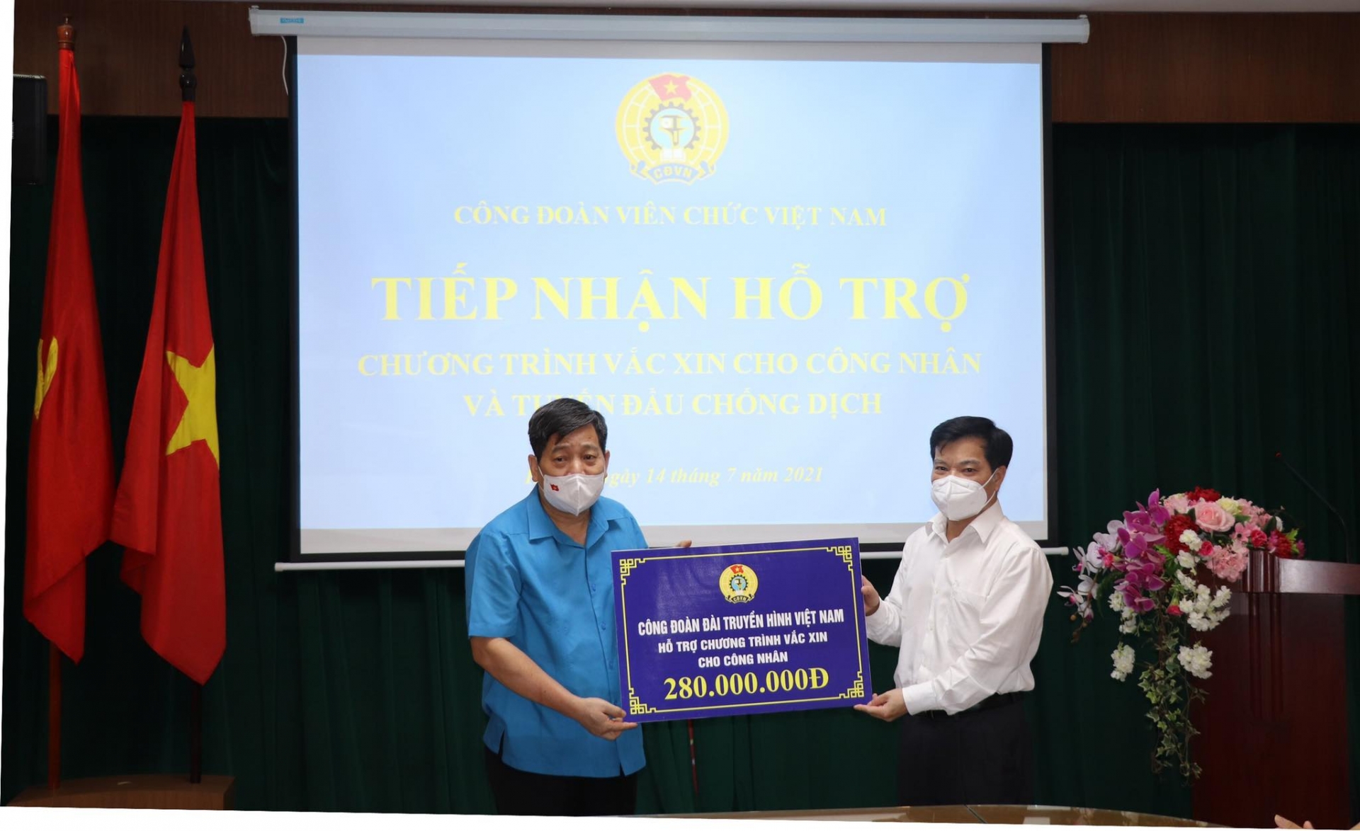 Tiếp nhận hỗ trợ Chương trình Vắc xin cho công nhân và tuyến đầu chống dịch