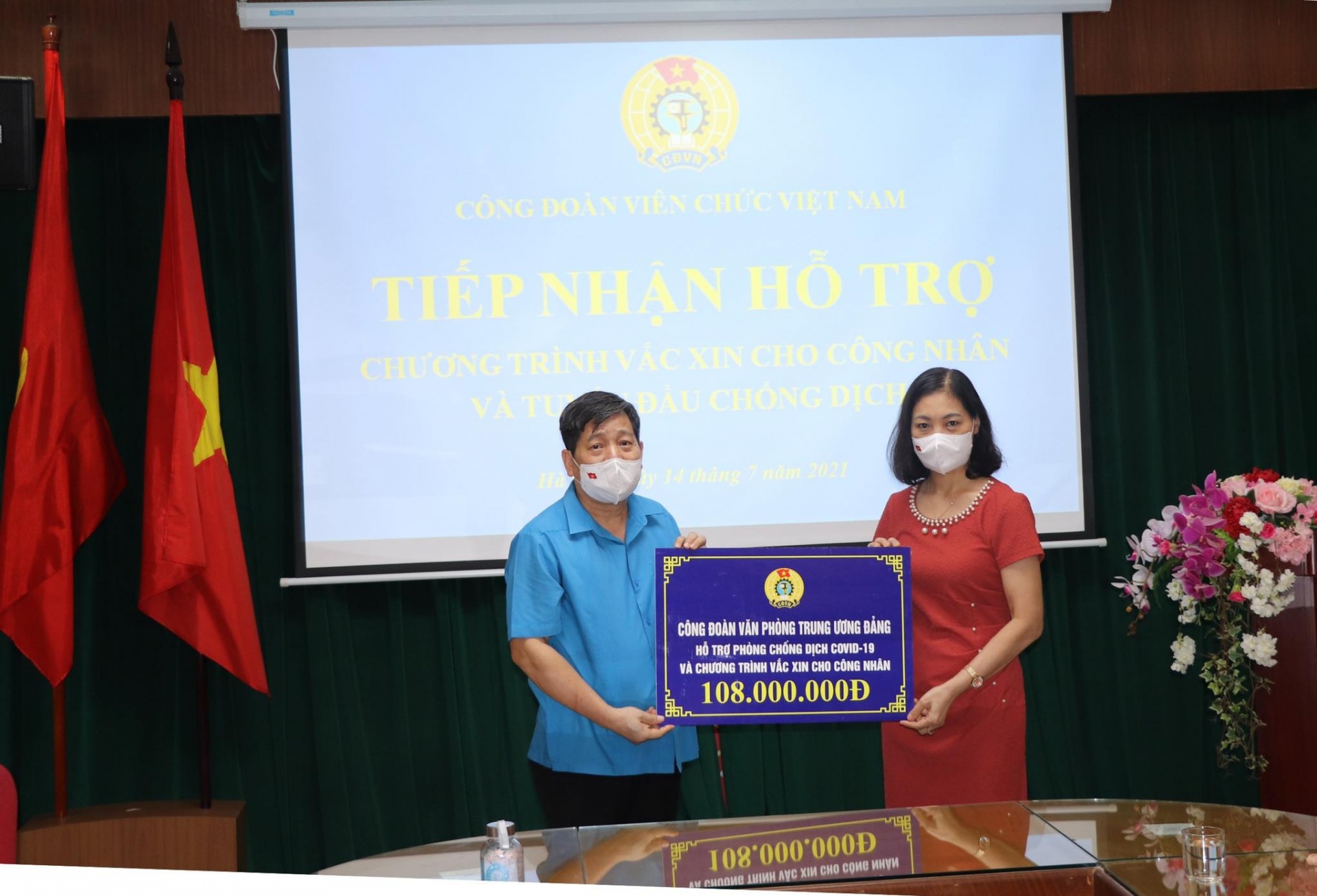 Tiếp nhận hỗ trợ Chương trình Vắc xin cho công nhân và tuyến đầu chống dịch