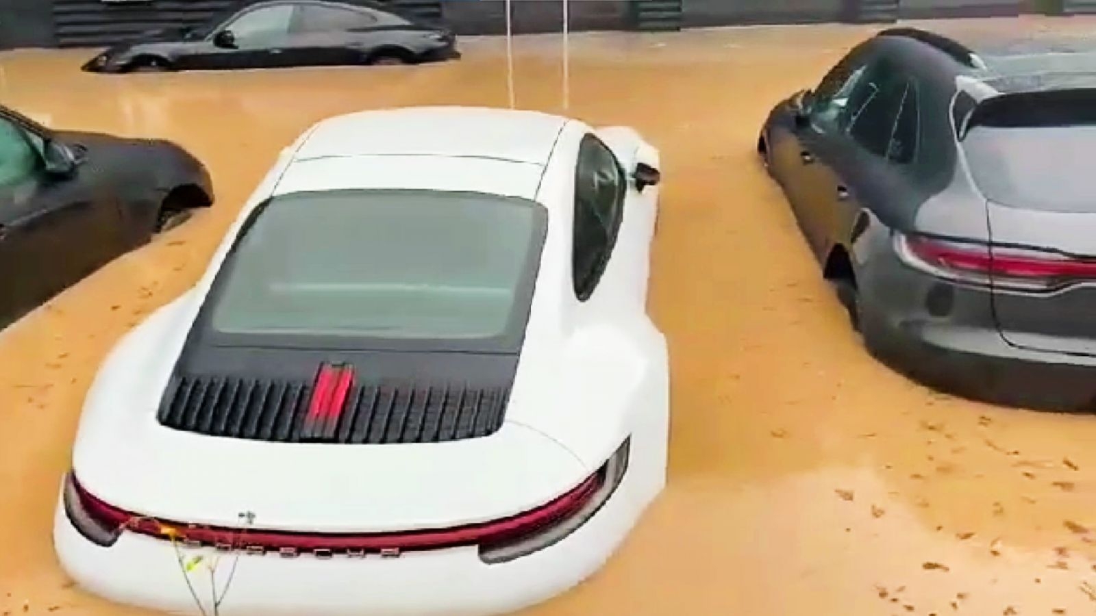 Đau lòng hơn chục chiếc Porsche bị ngâm dưới dòng nước lũ Đau lòng hơn chục chiếc Porsche bị ngâm dưới dòng nước lũ