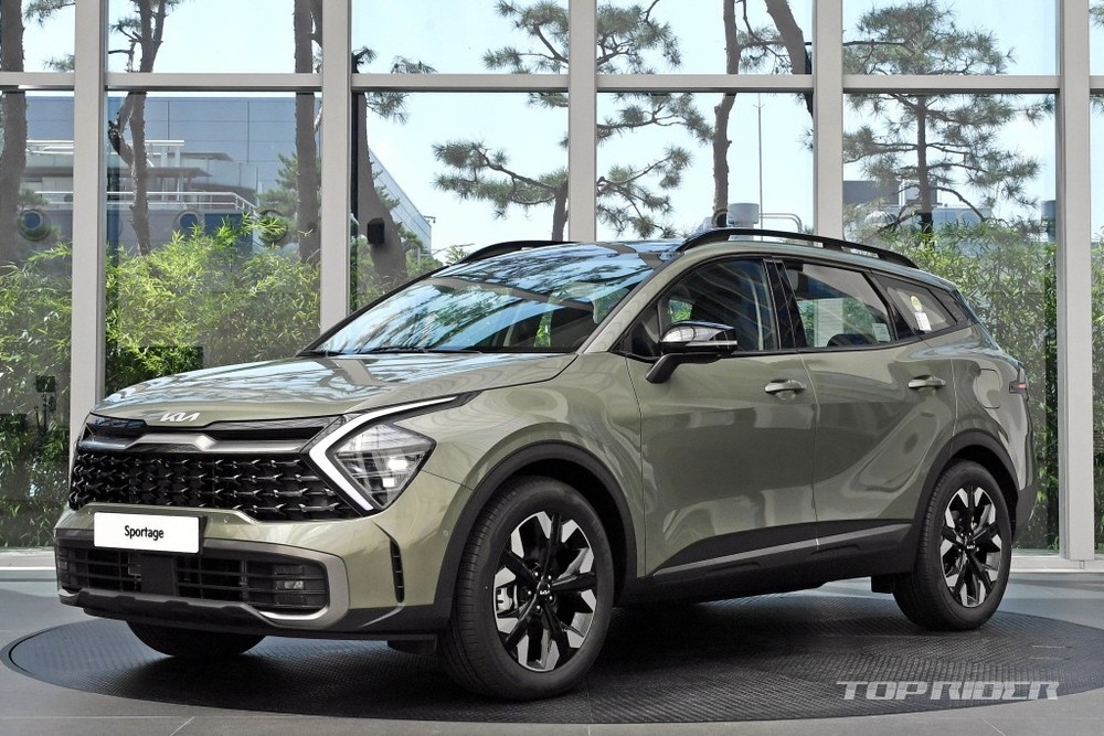 Ảnh thực tế Kia Sportage 2022 tại đại lý đẹp không tì vết, Honda CR-V coi chừng