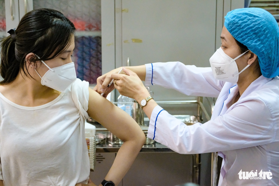 Vắc xin và mong ngóng của dân chúng Vắc xin và mong ngóng của dân chúng