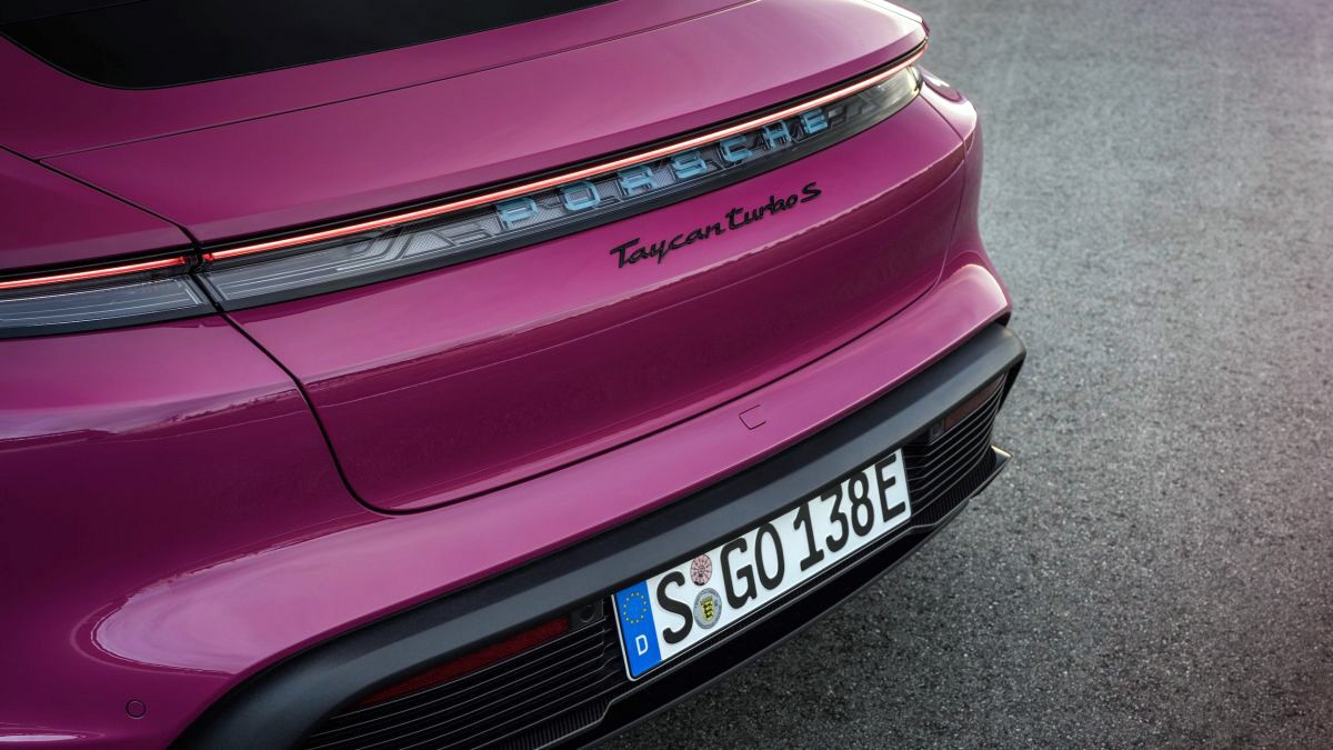 Porsche Taycan 2022 mới ra mắt lần đầu được trang bị tính năng hỗ trợ đỗ xe tự động Porsche Taycan 2022 mới ra mắt lần đầu được trang bị tính năng hỗ trợ đỗ xe tự động