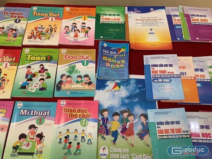 Sách giáo khoa và thiết bị giáo dục phải được coi là thiết yếu Sách giáo khoa và thiết bị giáo dục phải được coi là thiết yếu