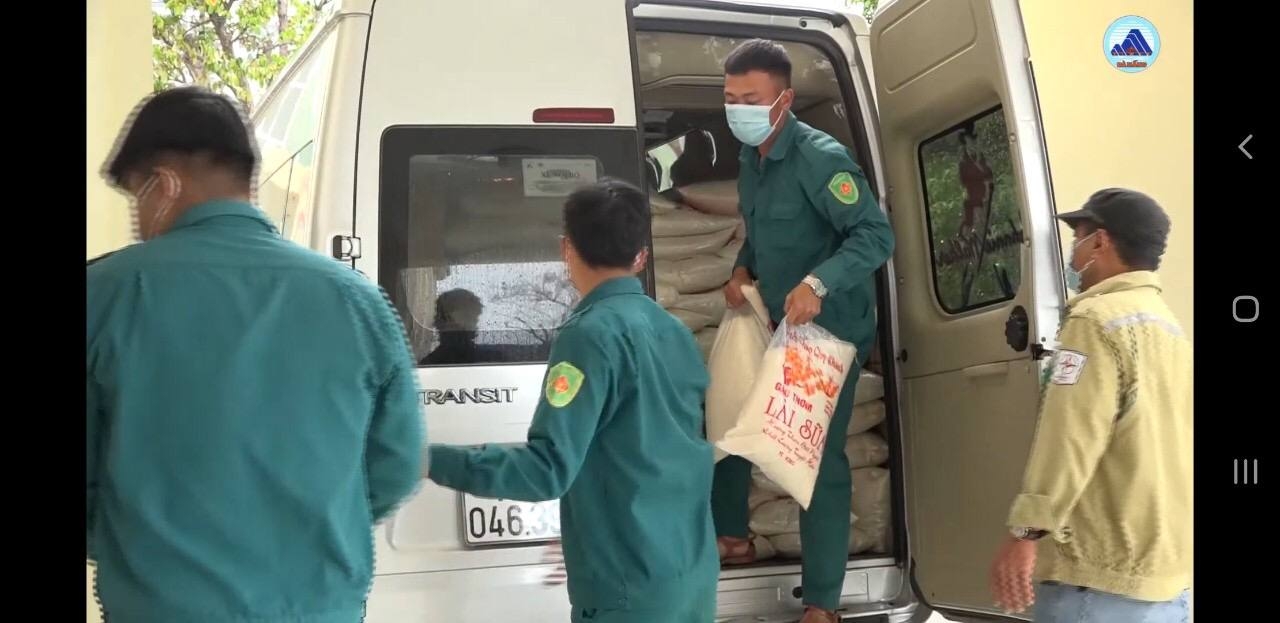 Trao quà thực phẩm hỗ trợ bà con khó khăn do dịch bệnh Covid-19