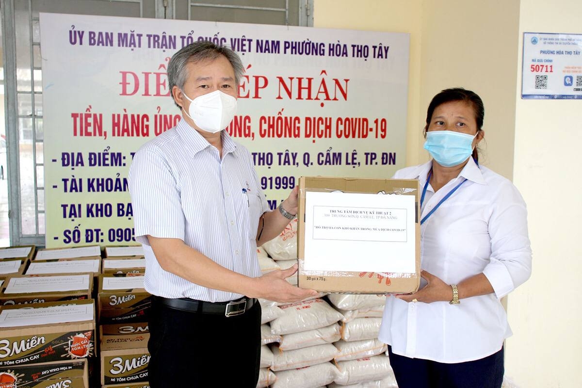 Trao quà thực phẩm hỗ trợ bà con khó khăn do dịch bệnh Covid-19