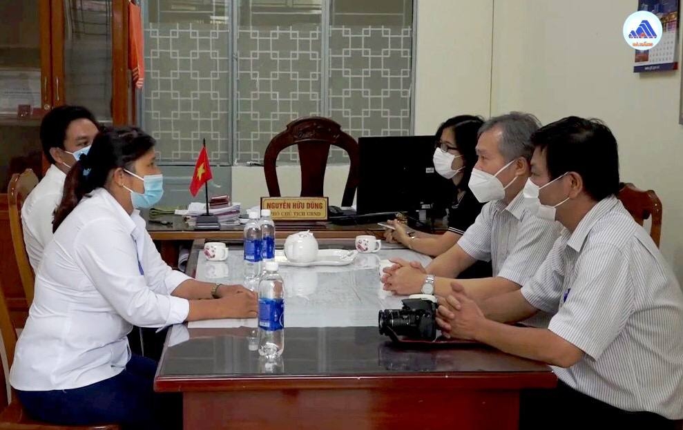 Trao quà thực phẩm hỗ trợ bà con khó khăn do dịch bệnh Covid-19