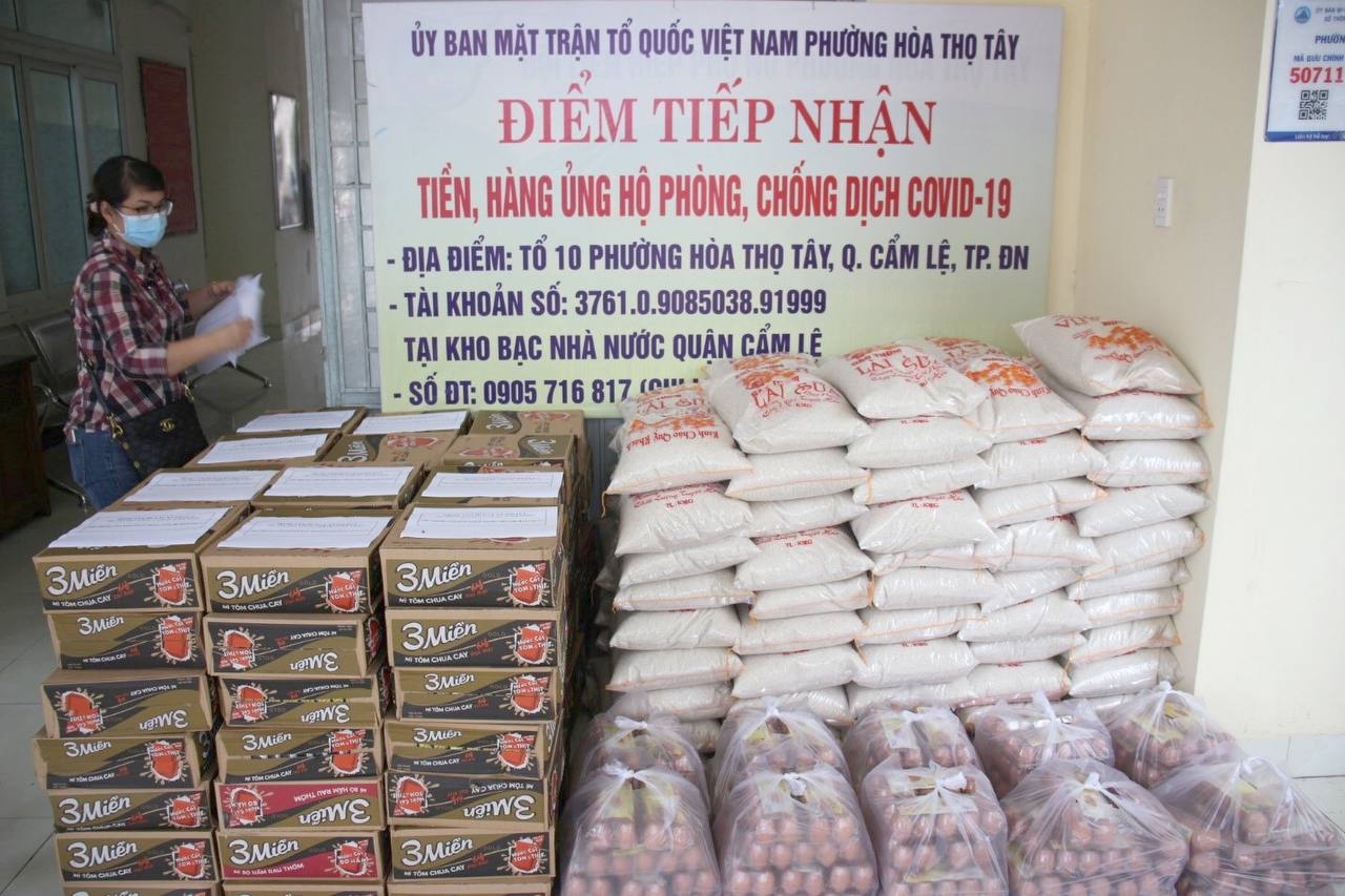 Trao quà thực phẩm hỗ trợ bà con khó khăn do dịch bệnh Covid-19