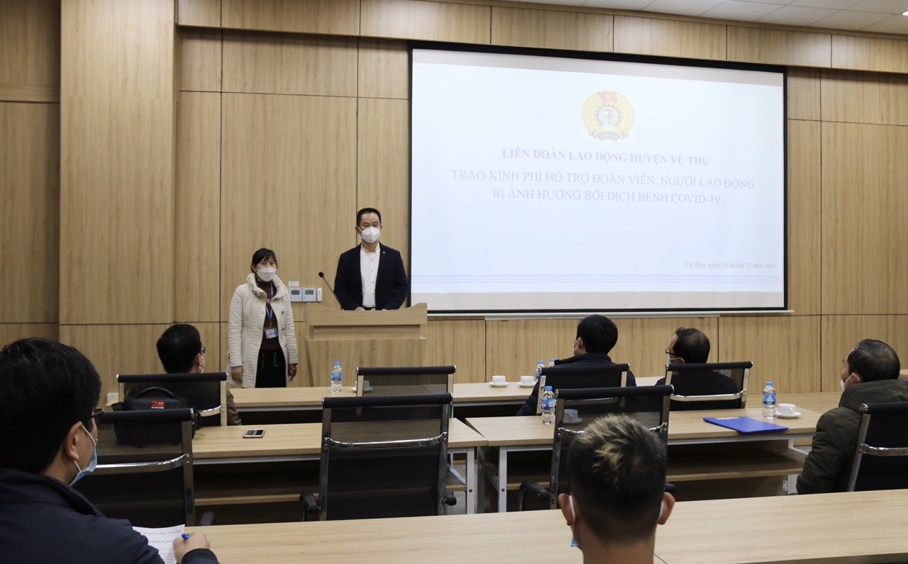Công đoàn huyện Vũ Thư trao hỗ trợ cho đoàn viên, công nhân lao động