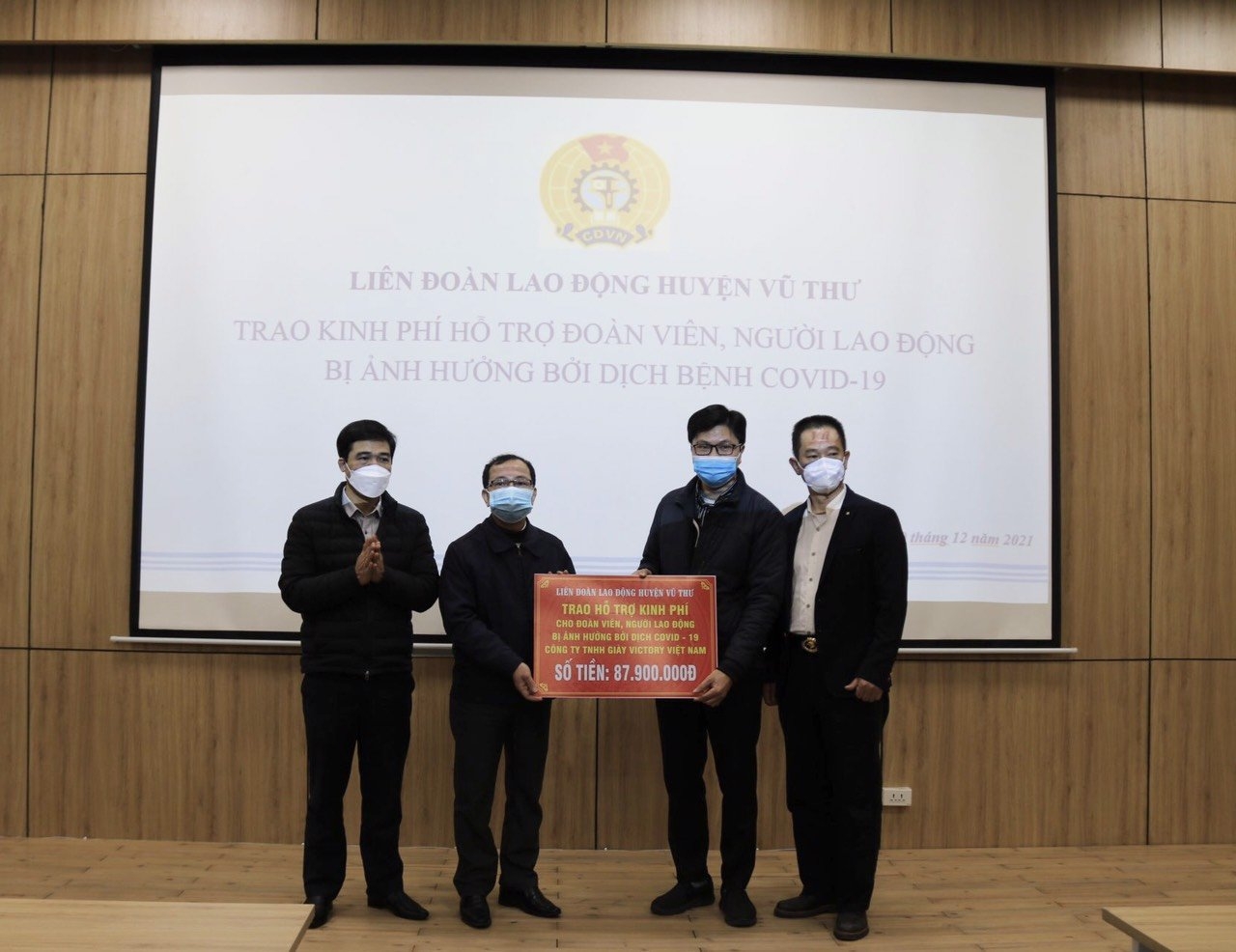 Công đoàn huyện Vũ Thư trao hỗ trợ cho đoàn viên, công nhân lao động