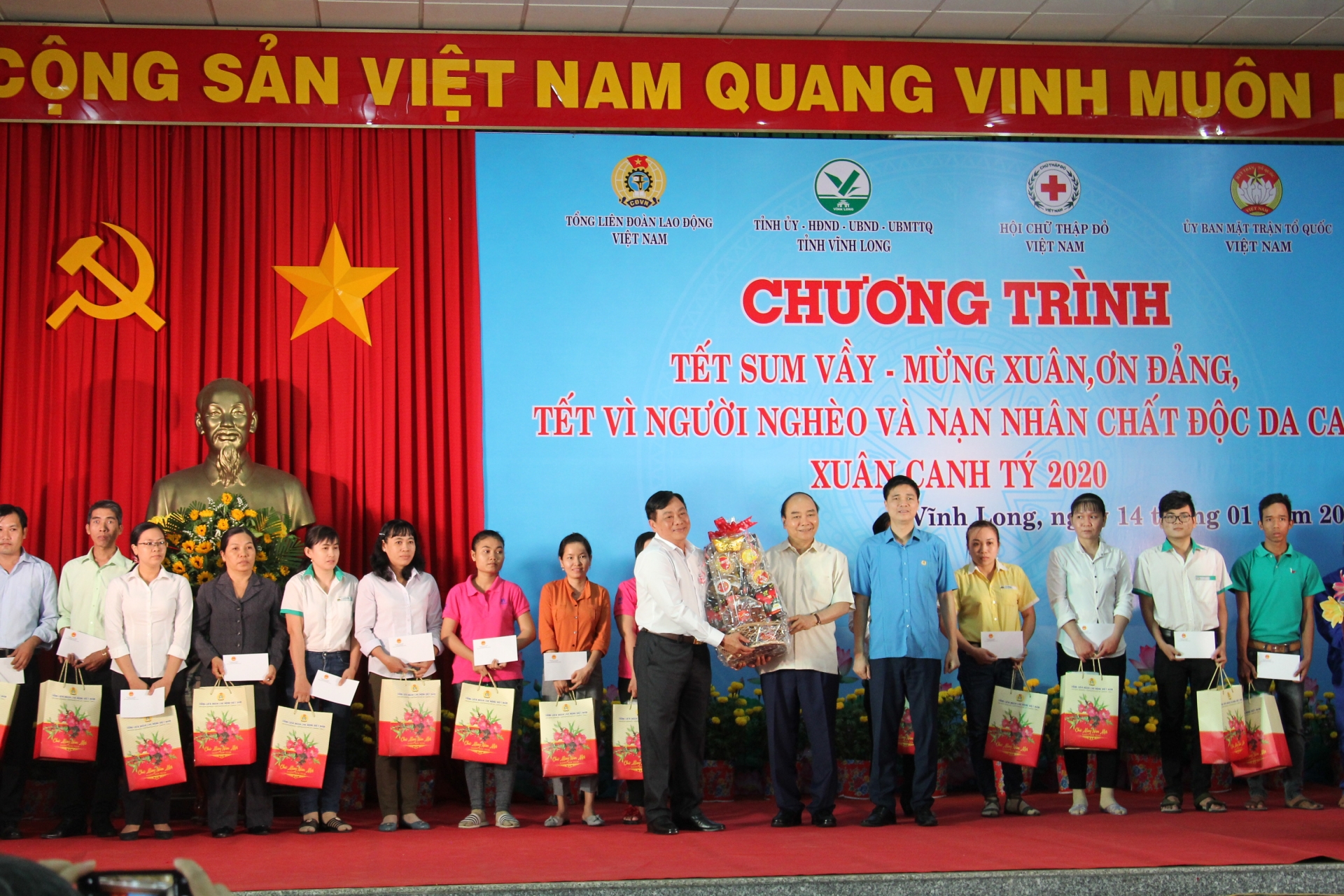 “Tết sum vầy, Mừng Xuân Ơn Đảng, Tết vì người nghèo”, sẻ chia với công nhân tet sum vay mu ng xuan on da ng te t vi nguo i nghe o se chia voi cong nhan