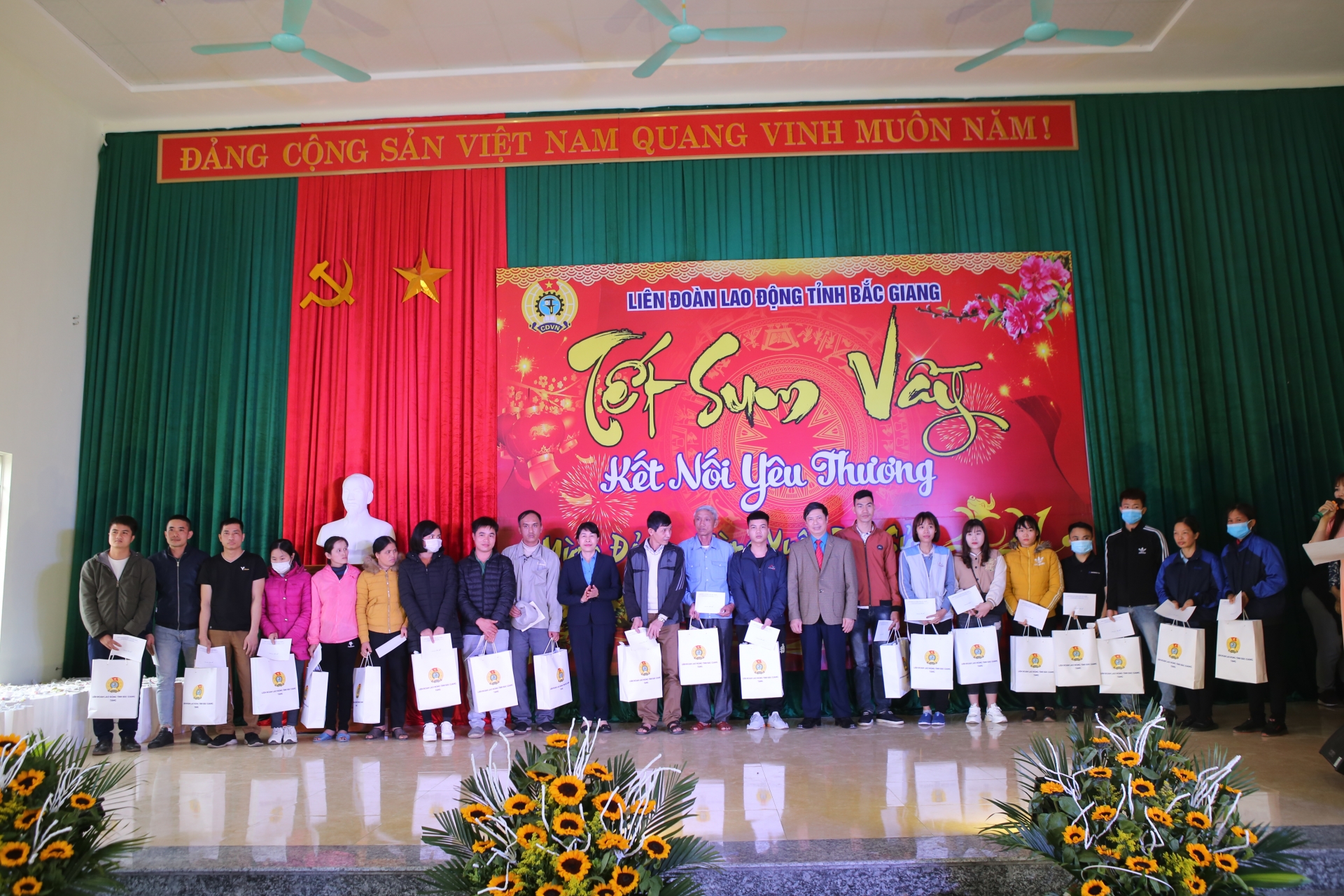 Thu nhập 9 - 11 triệu/tháng vẫn lo không có tiền tiêu Tết Thu nhập 9 - 11 triệu/tháng vẫn lo không có tiền tiêu Tết