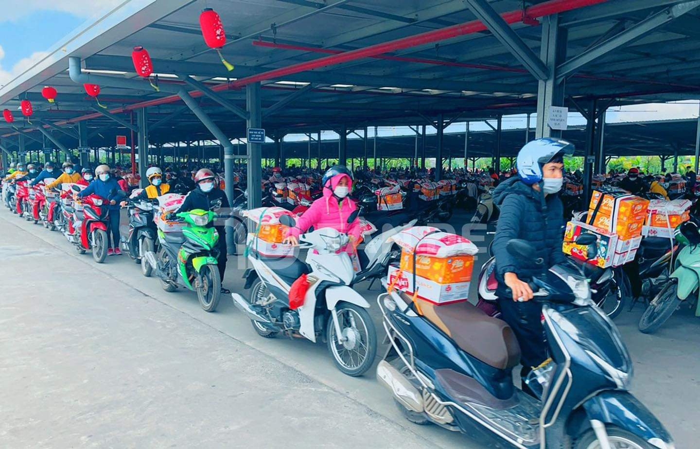 Công nhân mang quà về nhà với niềm tự hào: Công ty thưởng Tết sớm! Công nhân mang quà về nhà với niềm tự hào: Công ty thưởng Tết sớm!