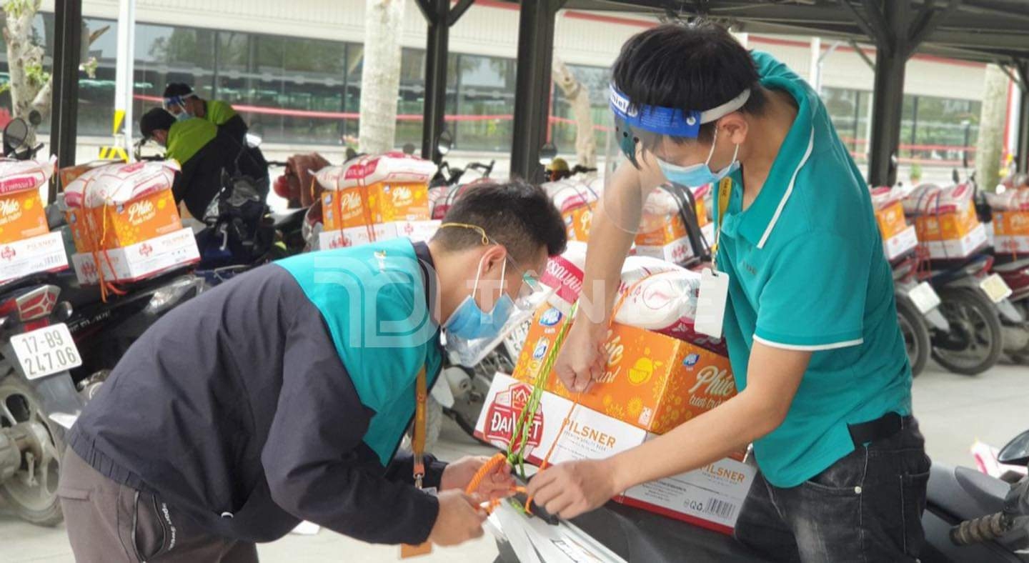 Công nhân mang quà về nhà với niềm tự hào: Không công ty nào thưởng Tết sớm như vậy Công nhân mang quà về nhà với niềm tự hào: Không công ty nào thưởng Tết sớm như vậy