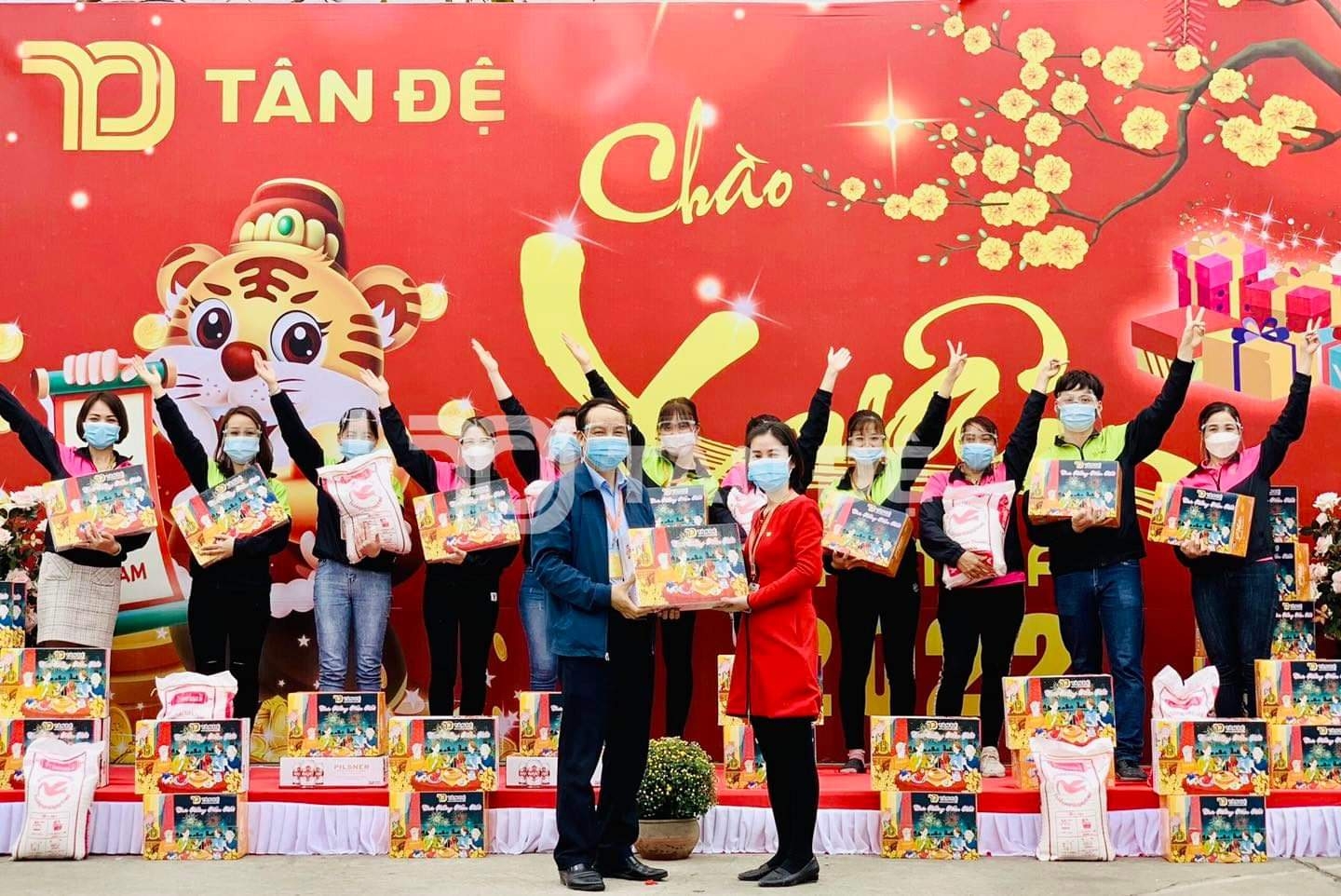 Công nhân mang quà về nhà với niềm tự hào: Không công ty nào thưởng Tết sớm như vậy Công nhân mang quà về nhà với niềm tự hào: Không công ty nào thưởng Tết sớm như vậy