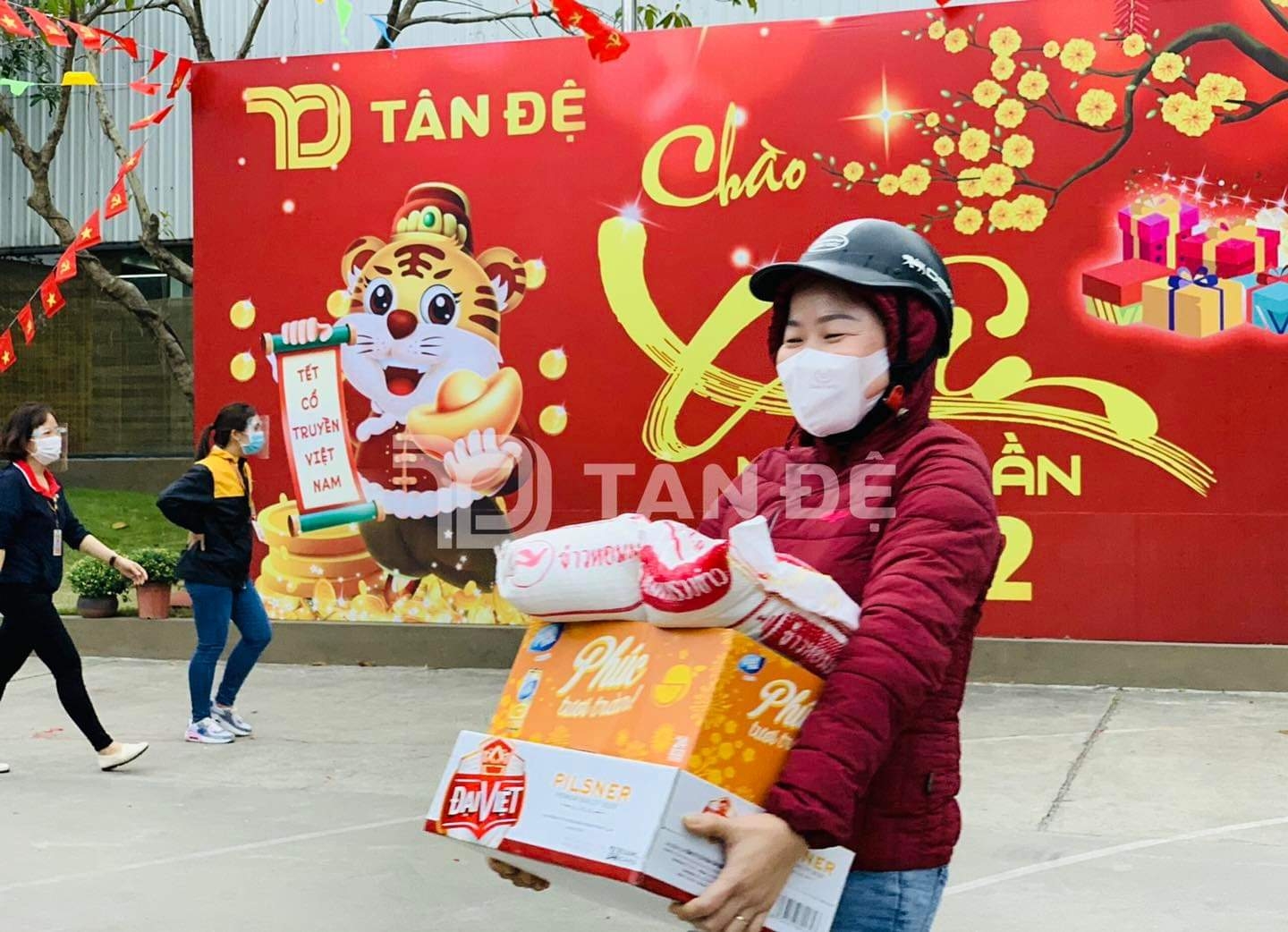 Công nhân mang quà về nhà với niềm tự hào: Không công ty nào thưởng Tết sớm như vậy Công nhân mang quà về nhà với niềm tự hào: Không công ty nào thưởng Tết sớm như vậy