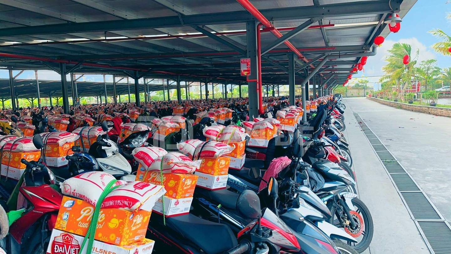 Công nhân mang quà về nhà với niềm tự hào: Không công ty nào thưởng Tết sớm như vậy Công nhân mang quà về nhà với niềm tự hào: Không công ty nào thưởng Tết sớm như vậy
