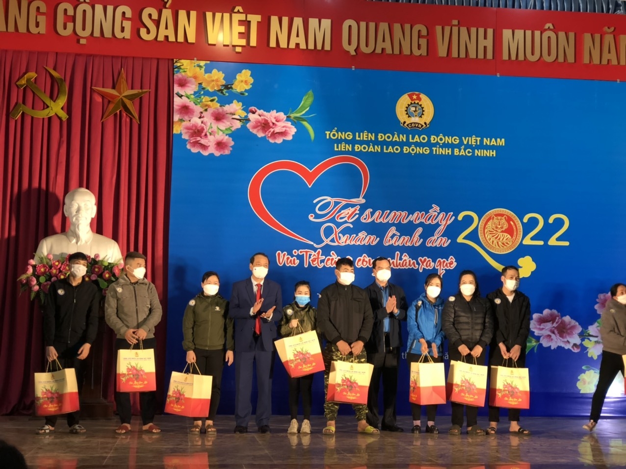 Công nhân tham gia chương trình “Vui Tết cùng công nhân xa quê”: 