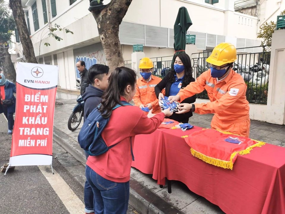 Tổng Công ty Điện lực TP Hà Nội: Phát khẩu trang phòng ngừa virus corona cho NLĐ tong cong ty dien luc tp ha noi phat khau trang phong ngua virus corona cho nld