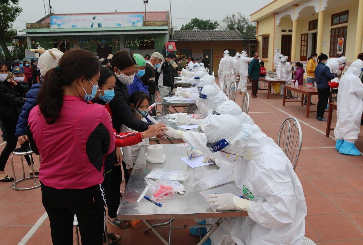 Những người “ưu tiên chống dịch trước, gia đình xin để lại phía sau”