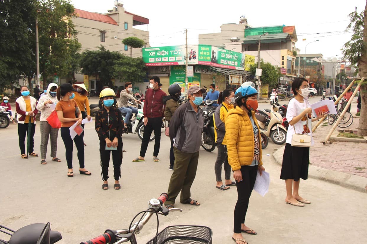 Chưa hết Tết, công nhân xếp hàng chờ giấy chứng nhận ra vào khu công nghiệp
