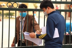 Công nhân xếp hàng chờ giấy chứng nhận ra vào khu công nghiệp