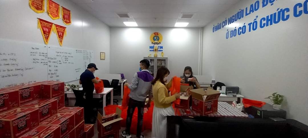 Trao quà Tết cho công nhân F0 của doanh nghiệp mình và doanh nghiệp bạn