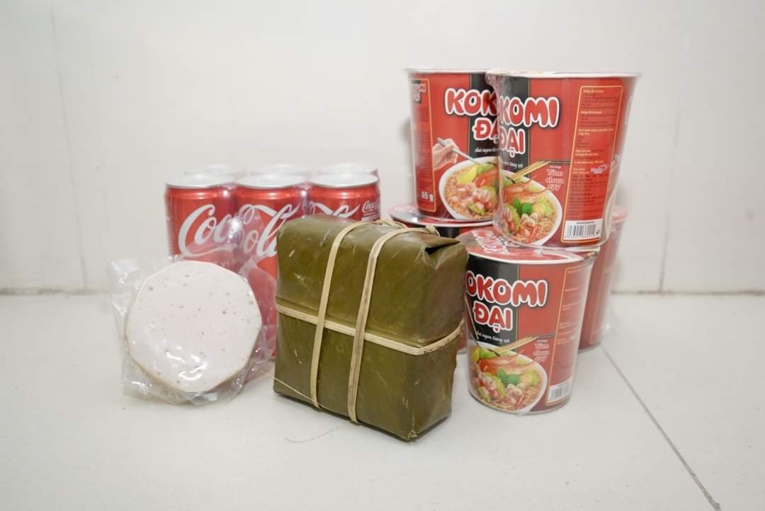 Trao quà Tết cho công nhân F0 của doanh nghiệp mình và doanh nghiệp bạn
