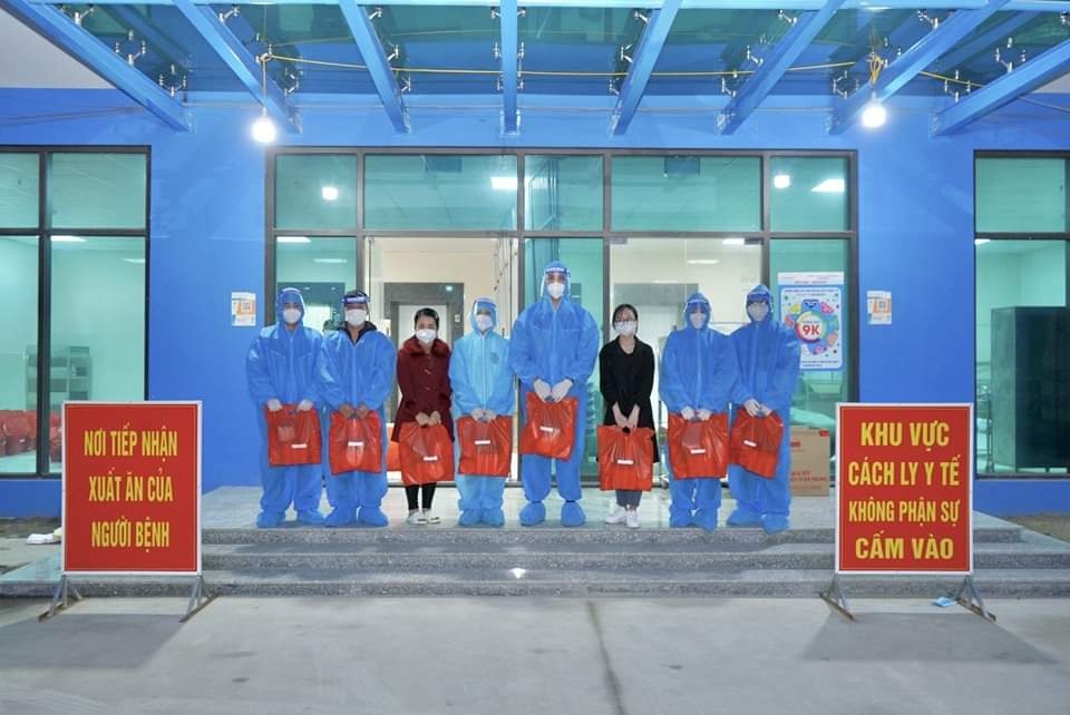 Trao quà Tết cho công nhân F0 của doanh nghiệp mình và doanh nghiệp bạn