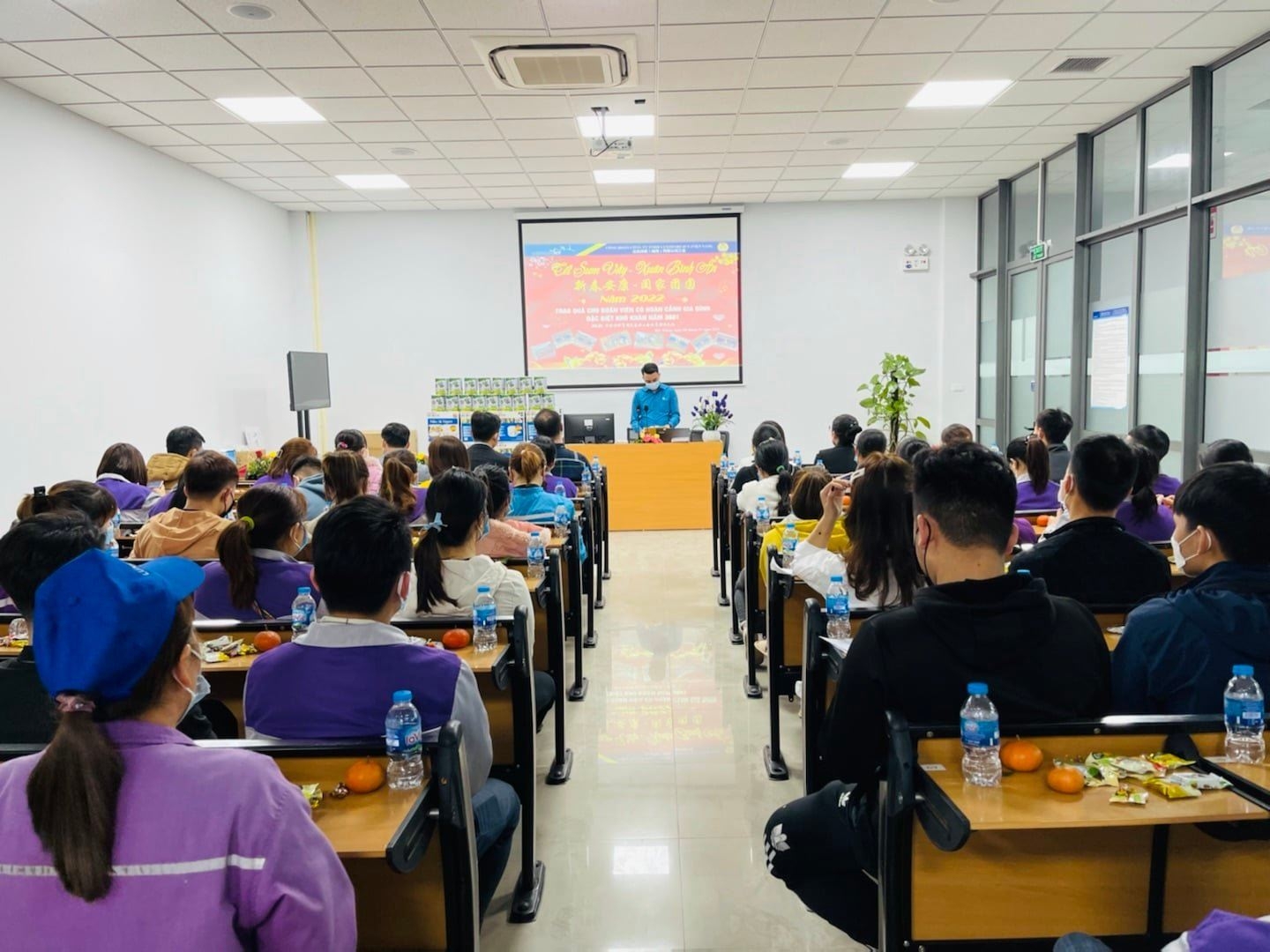 Trao quà Tết cho công nhân F0 của doanh nghiệp mình và doanh nghiệp bạn