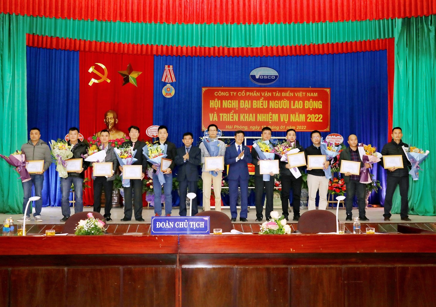 Giữa lúc nhiều thuyền viên bỏ việc, vẫn còn những người lao động quên mình trên biển Giữa lúc nhiều thuyền viên bỏ việc, vẫn còn những người lao động quên mình trên biển
