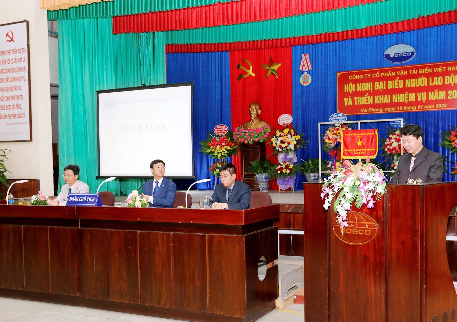 Giữa lúc nhiều thuyền viên bỏ việc, vẫn còn những người lao động quên mình trên biển Giữa lúc nhiều thuyền viên bỏ việc, vẫn còn những người lao động quên mình trên biển