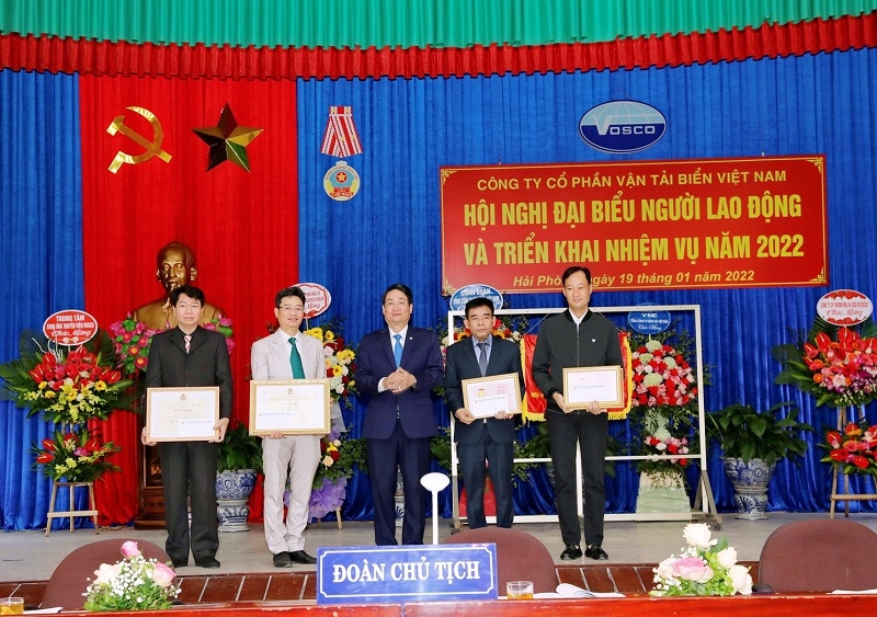 Giữa lúc nhiều thuyền viên bỏ việc, vẫn còn những người lao động quên mình trên biển Giữa lúc nhiều thuyền viên bỏ việc, vẫn còn những người lao động quên mình trên biển