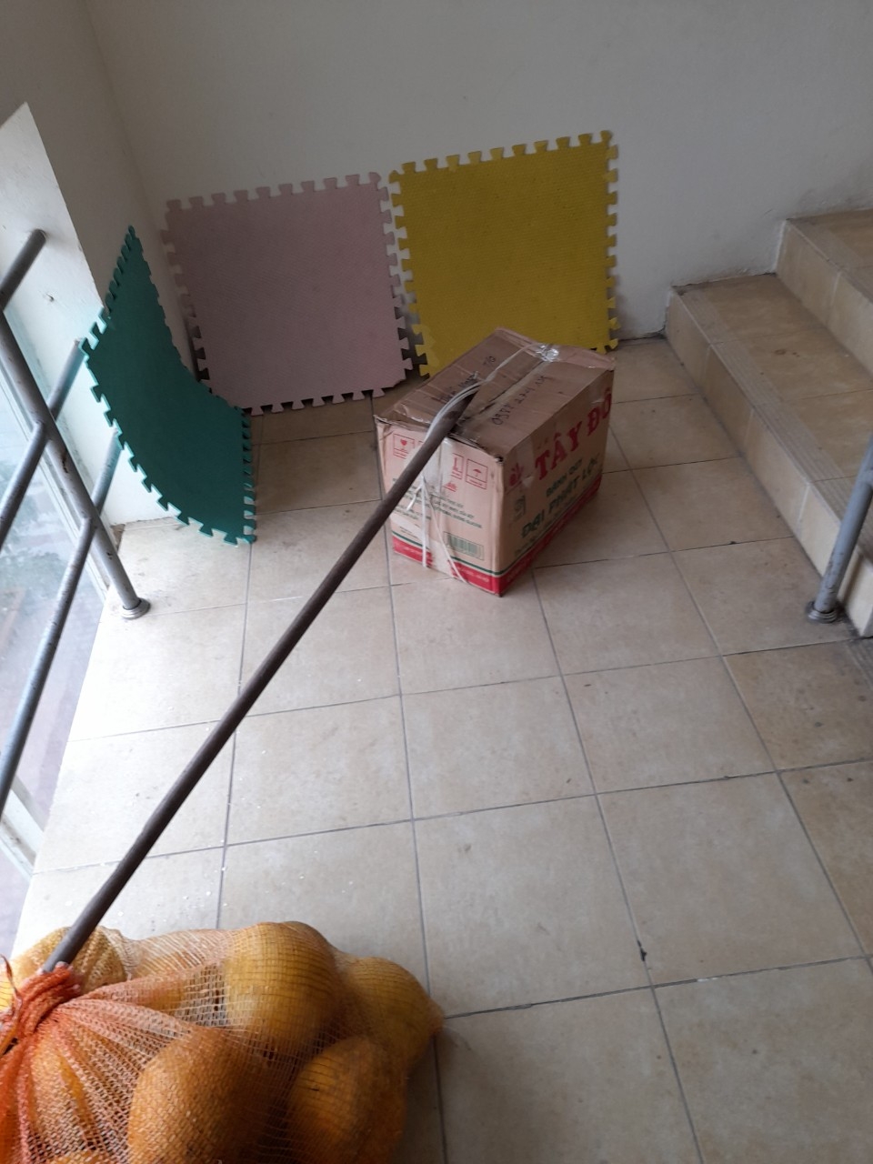 Công nhân vác bao gạo 15kg, dắt con nhỏ leo 15 tầng cầu thang bộ vì … thang máy hỏng