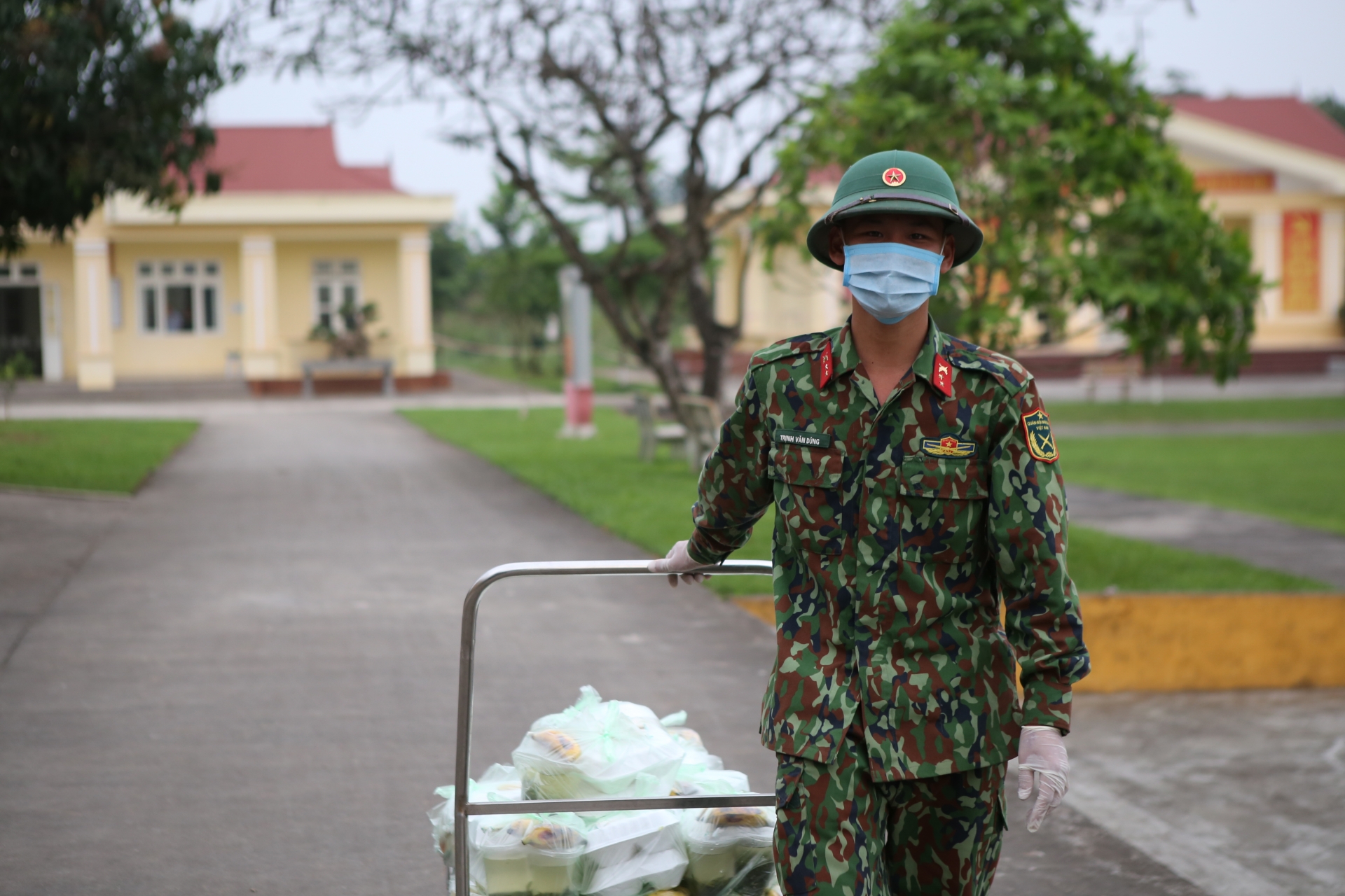 Hướng dẫn bảo đảm An toàn thực phẩm và dinh dưỡng cho người lao động, cán bộ phòng, chống COVID-19