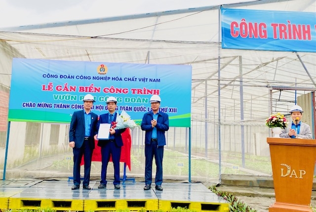 Công đoàn Công nghiệp Hóa chất Việt Nam: Gắn biển công trình "Vườn rau Công đoàn" Công đoàn Công nghiệp Hóa chất Việt Nam: Gắn biển công trình "Vườn rau Công đoàn"