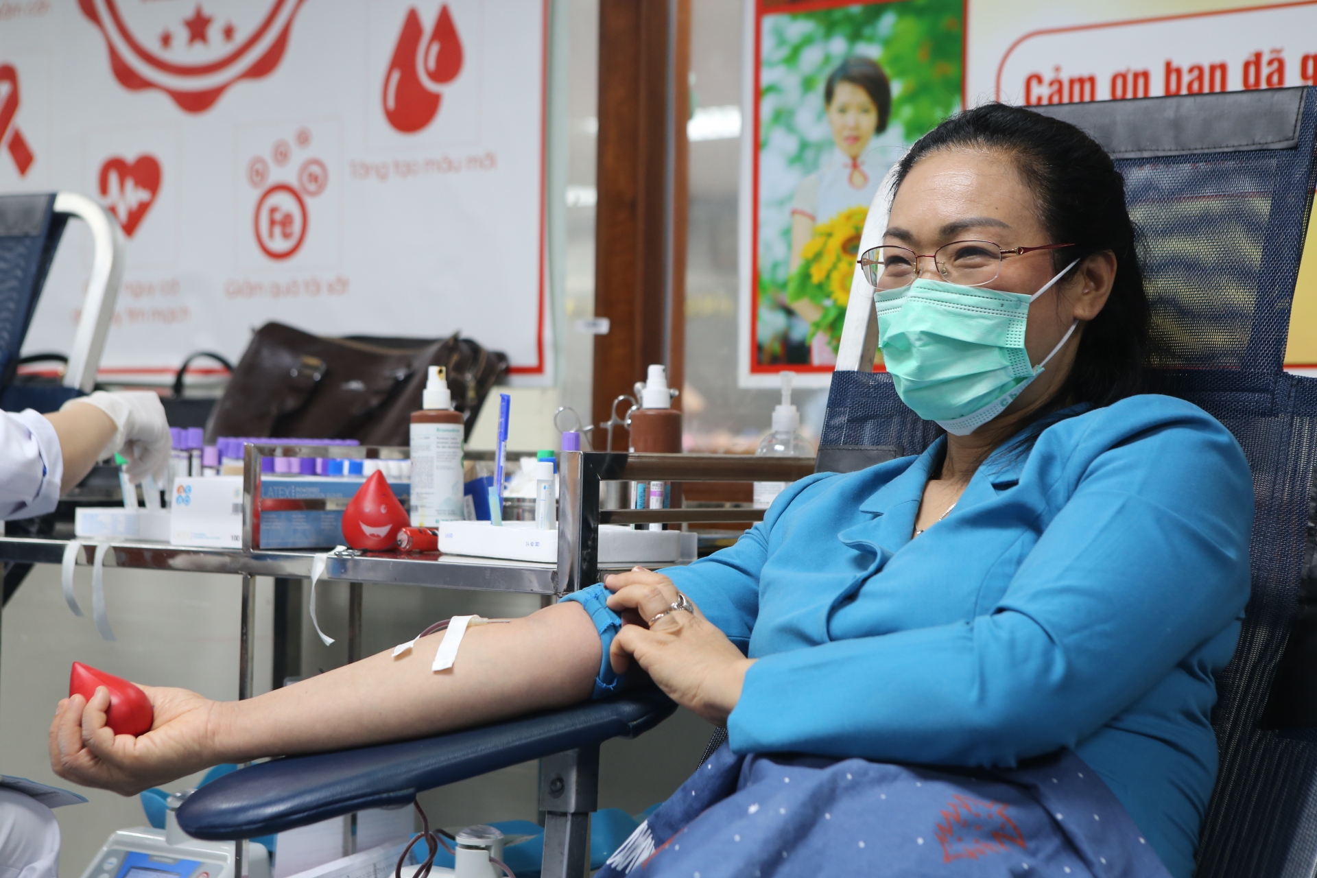 Đoàn viên ngành Y tế vừa phục vụ, vừa dành giọt máu đào cho người bệnh Đoàn viên ngành Y tế vừa phục vụ, vừa dành giọt máu đào cho người bệnh