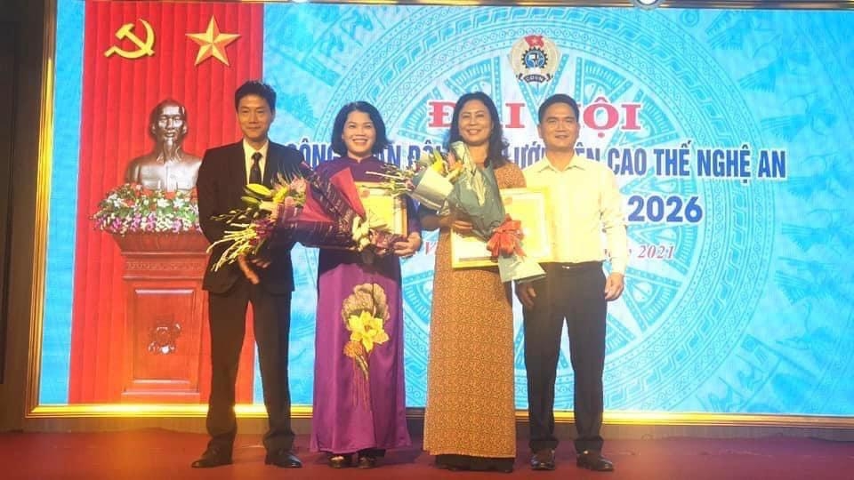 Nữ cán bộ công đoàn tình nguyện san sẻ khó khăn với đồng nghiệp Nữ cán bộ công đoàn tình nguyện san sẻ khó khăn với đồng nghiệp