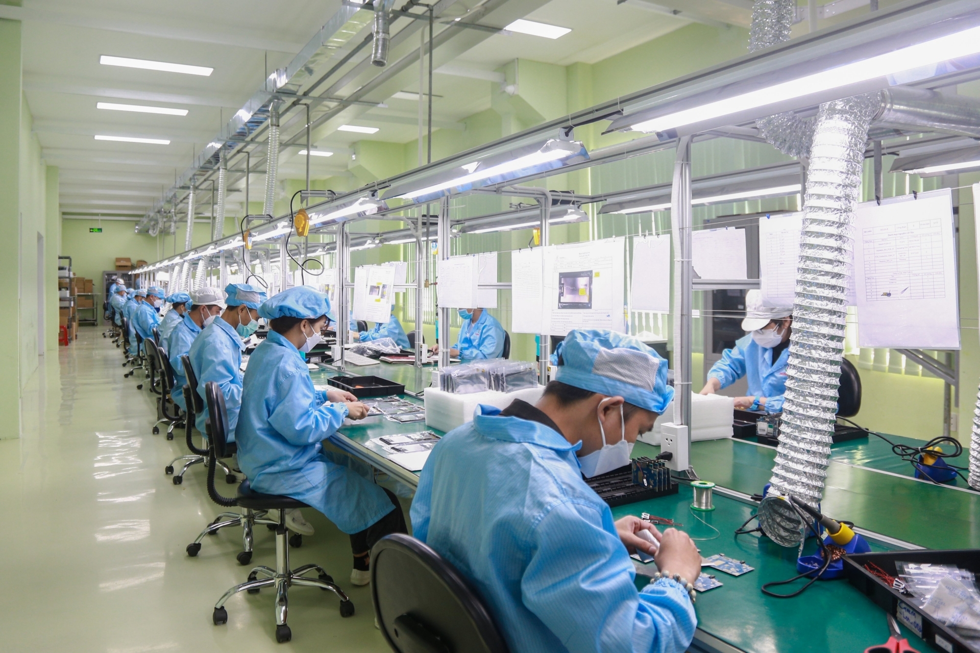 Tổng LĐLĐ Việt Nam đề nghị tăng lương tối thiểu vùng cho người lao động từ 1/7 Tổng LĐLĐ Việt Nam đề nghị tăng lương tối thiểu vùng cho người lao động từ 1/7