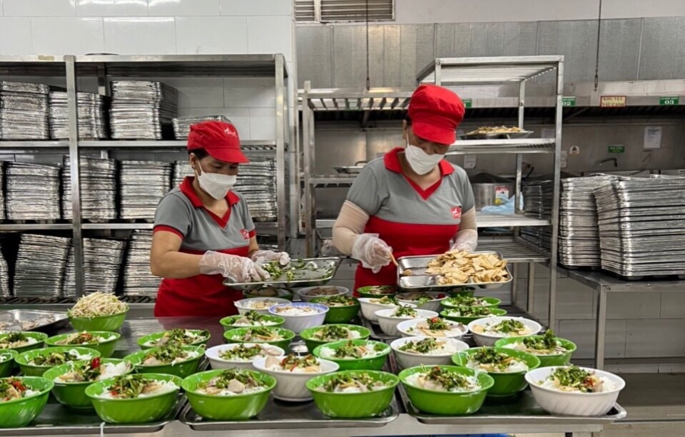 Công đoàn thương lượng giá trị bữa ăn ca thấp nhất là 18.000 đồng/suất
