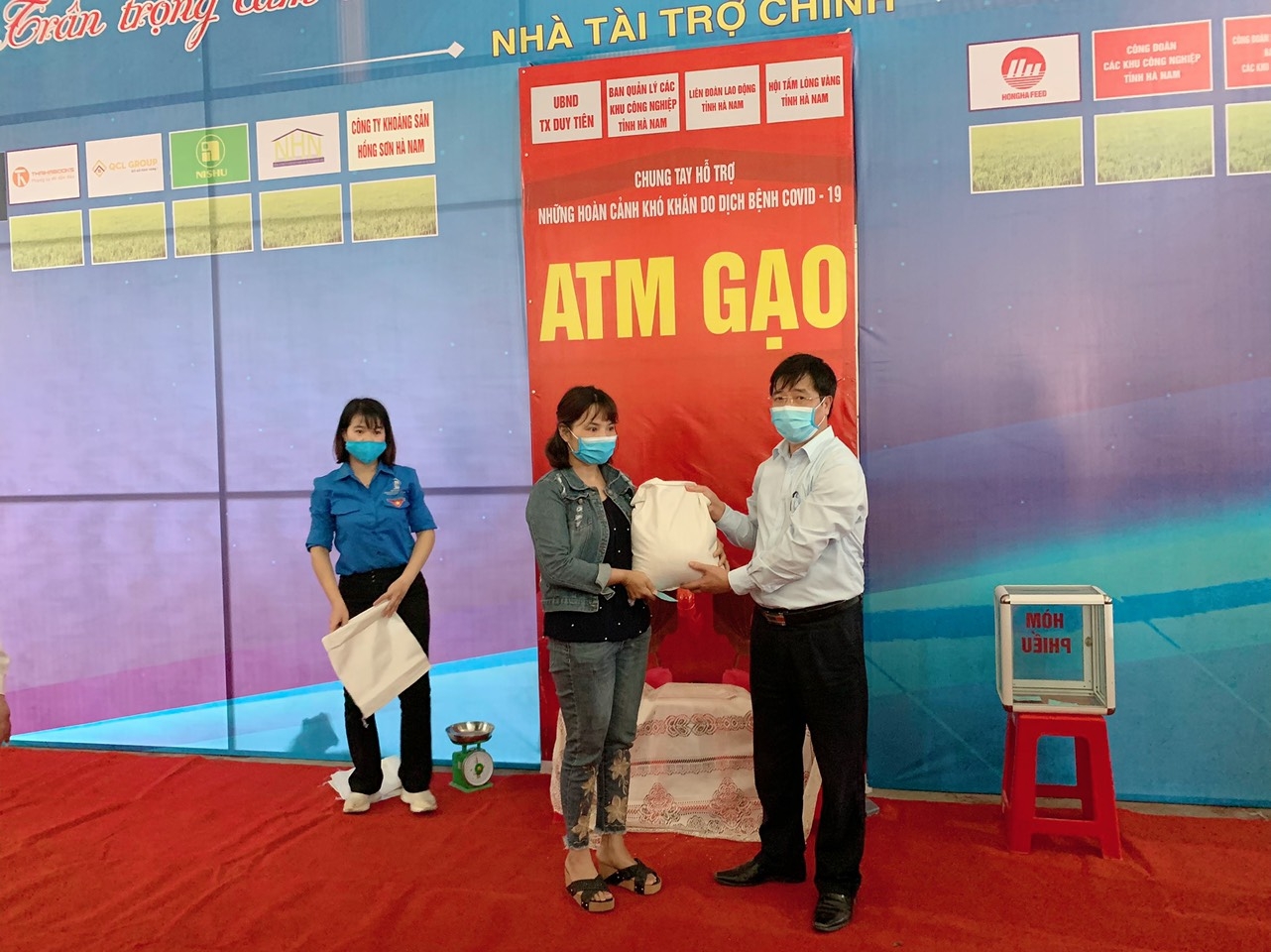 Hà Nam: Mỗi người lao động nhận 5kg gạo từ cây ATM gạo vì công nhân nghèo