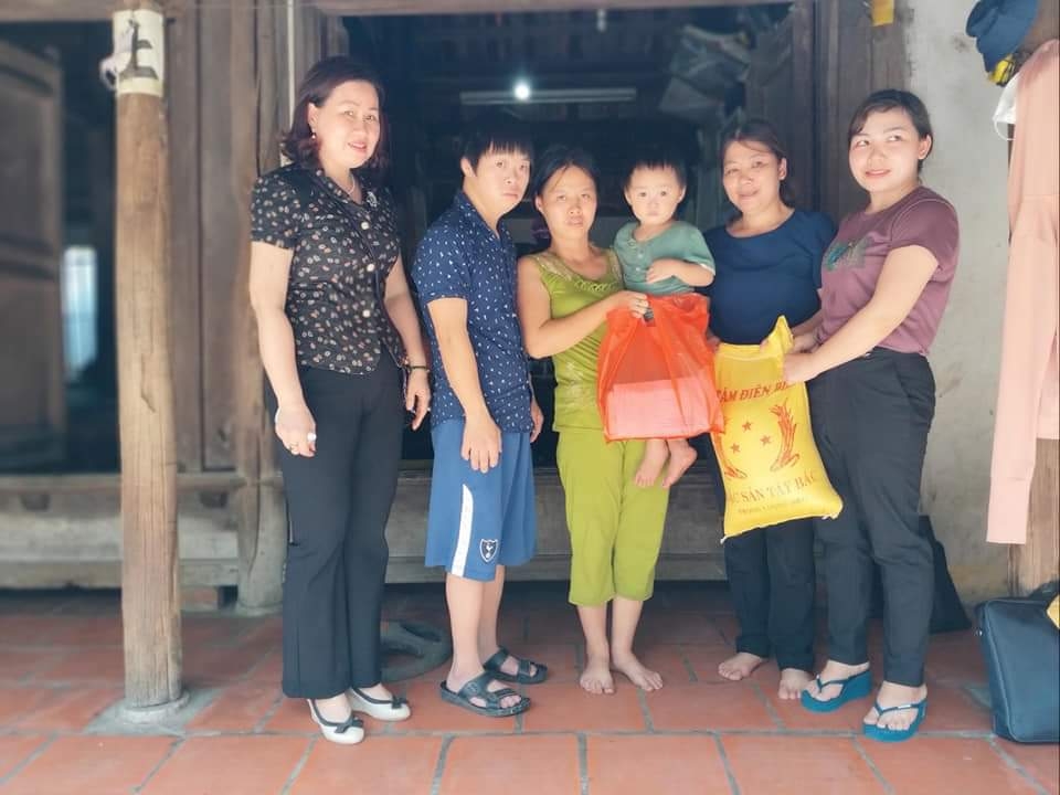 Cô giáo mầm non dang tay chăm sóc trẻ có bố mẹ thiểu năng trí tuệ co giao mam non dang tay cham soc tre co bo me thieu nang tri tue