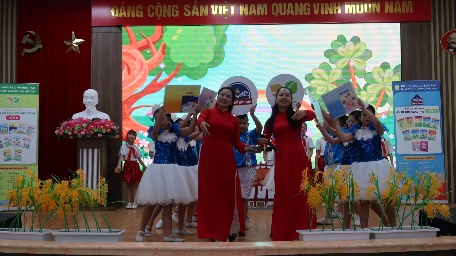Cảm ơn người lao động đã làm việc hăng say đêm ngày