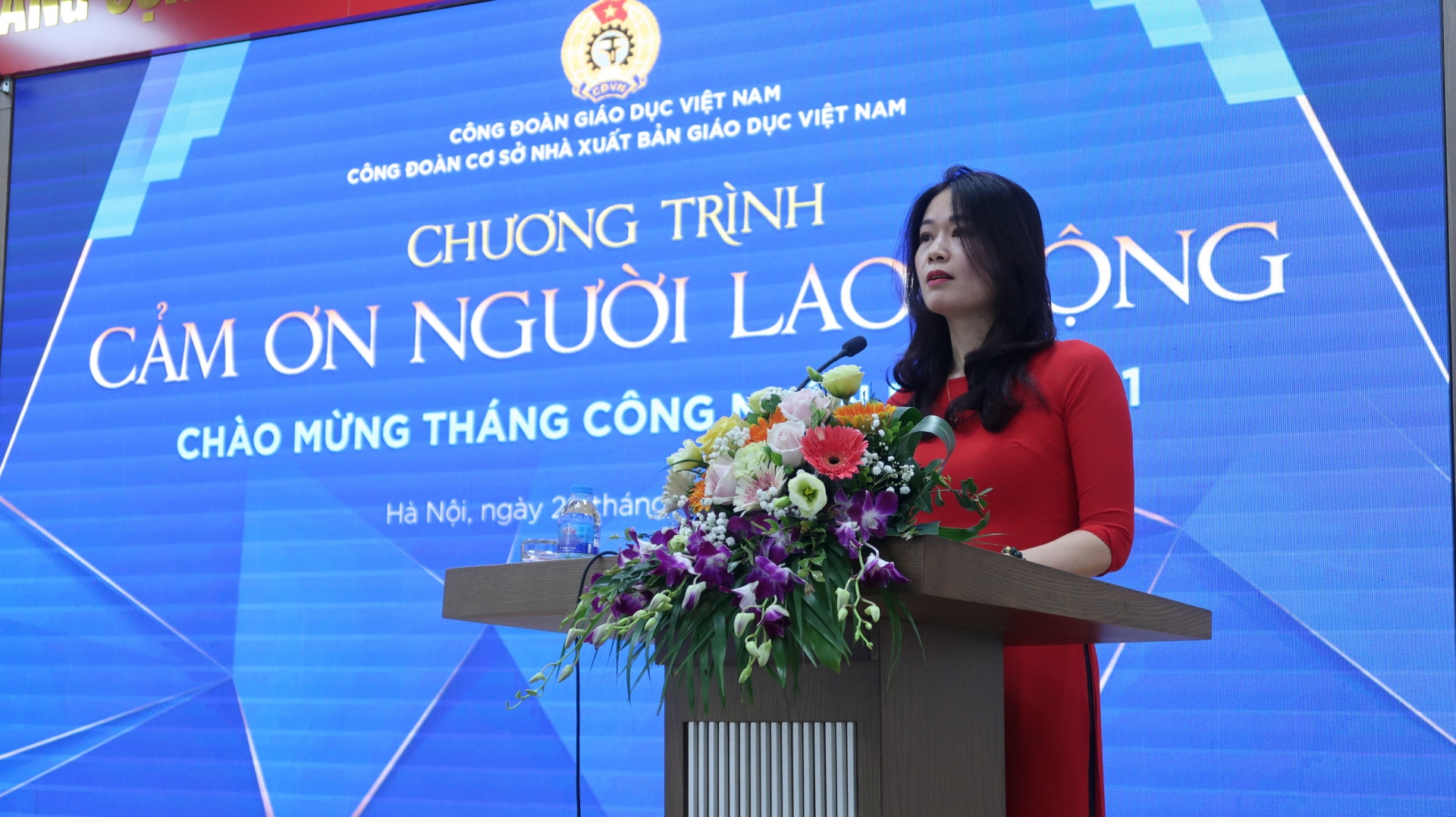 Cảm ơn người lao động đã làm việc hăng say đêm ngày