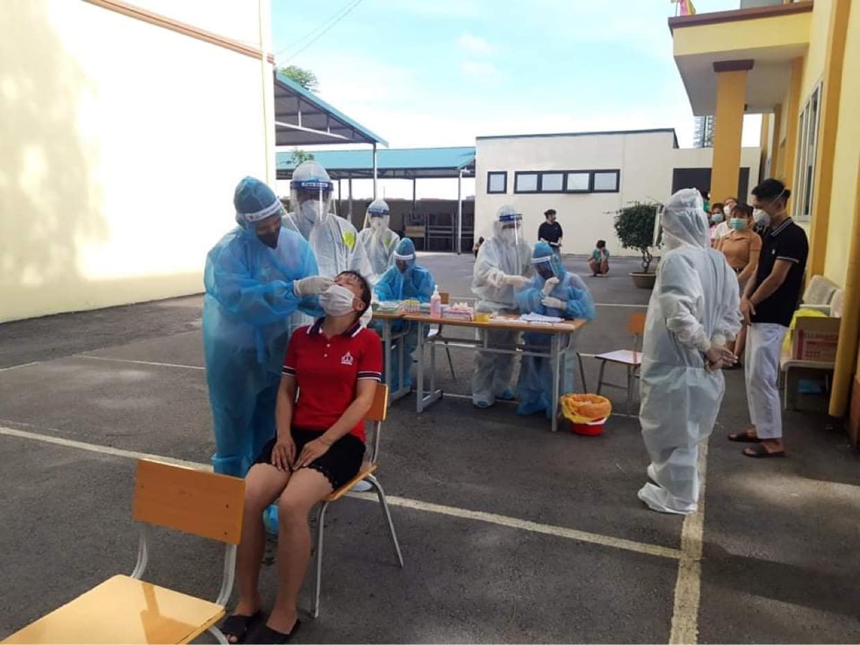 Công nhân “cách ly không thể về bẻ vải” được cộng đồng mạng động viên “ở yên một chỗ” Công nhân “cách ly không thể về bẻ vải” được cộng đồng mạng động viên “ở yên một chỗ”
