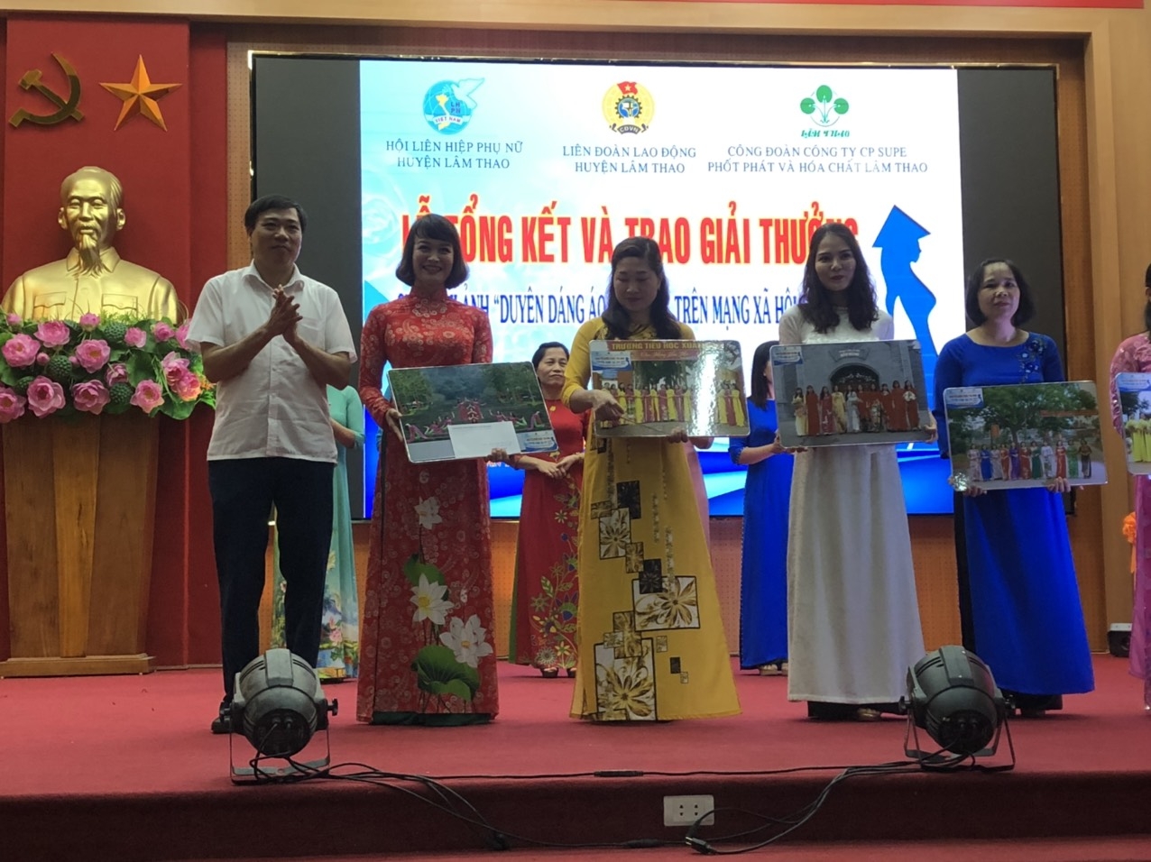 Làm cho lao động nữ đẹp và duyên dáng hơn với áo dài lam cho lao dong nu dep va duyen dang hon voi ao dai