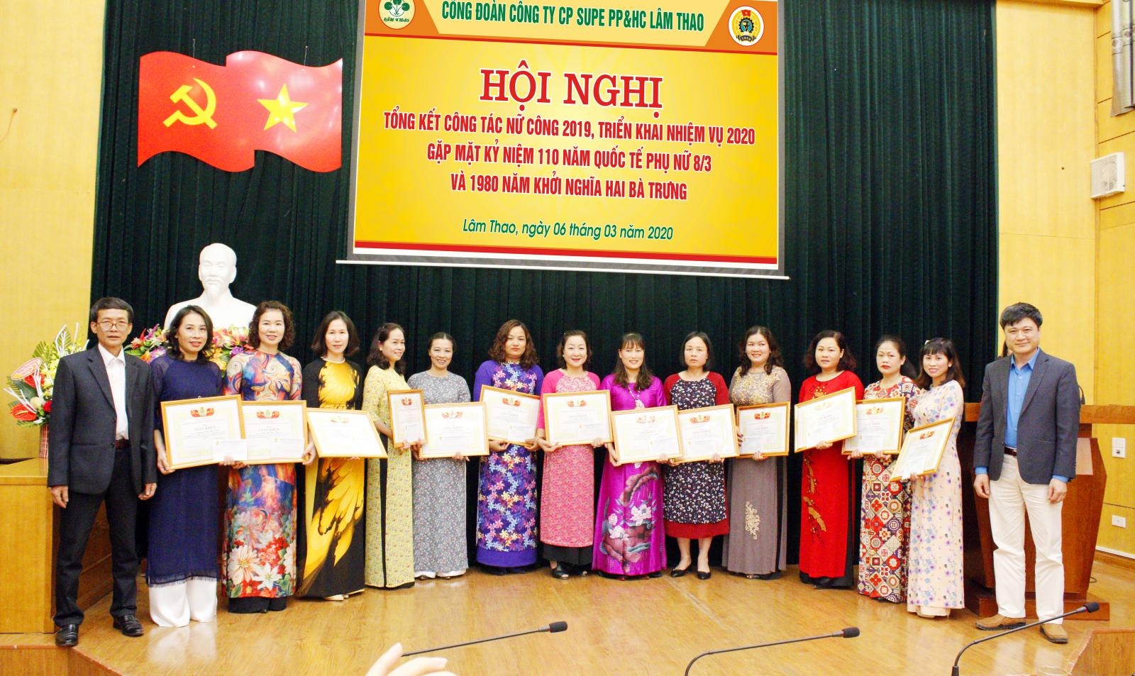 Làm cho lao động nữ đẹp và duyên dáng hơn với áo dài lam cho lao dong nu dep va duyen dang hon voi ao dai